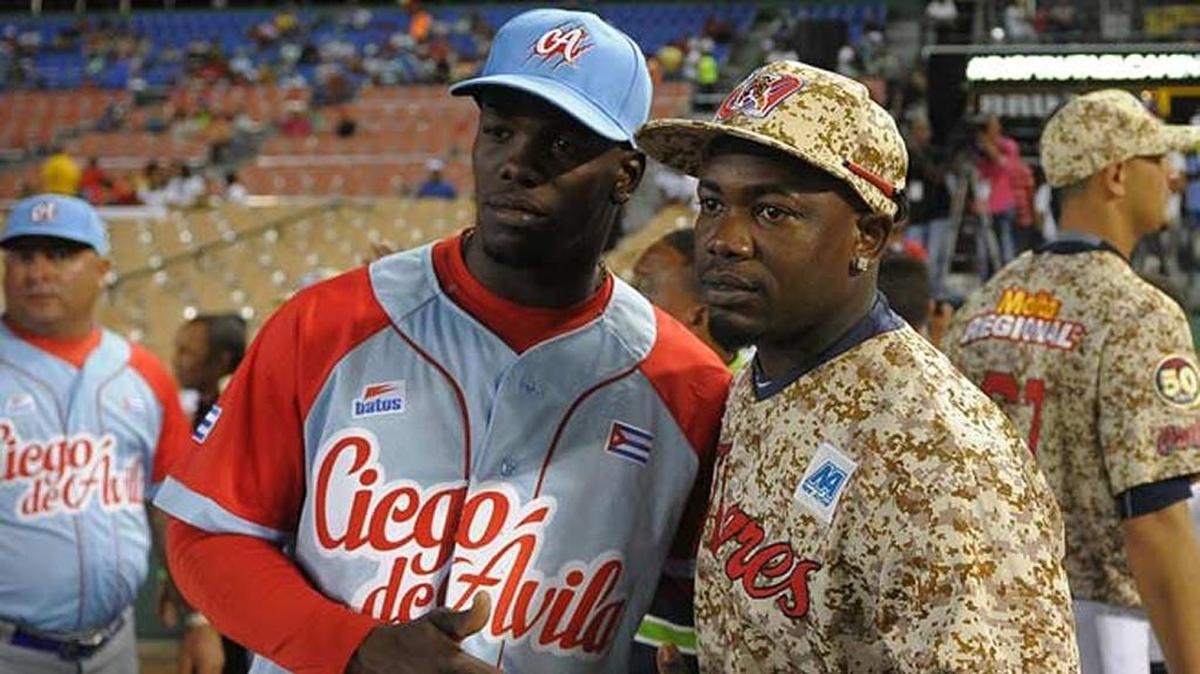 JOSE ADOLIS se acerca a su hermano Adonis (d), quien milita con los Bravos de Atlanta.