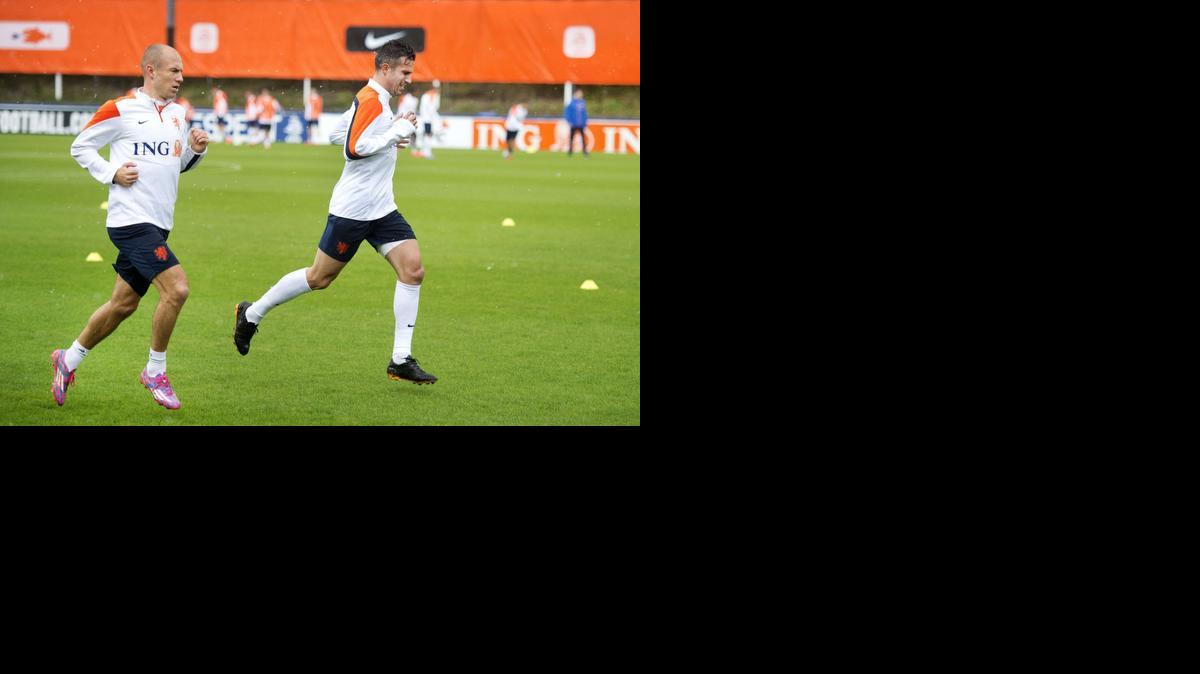 
Los holandeses Arjen Robben (izq.) y Robin van Persie se entrenan el martes con su selección.


