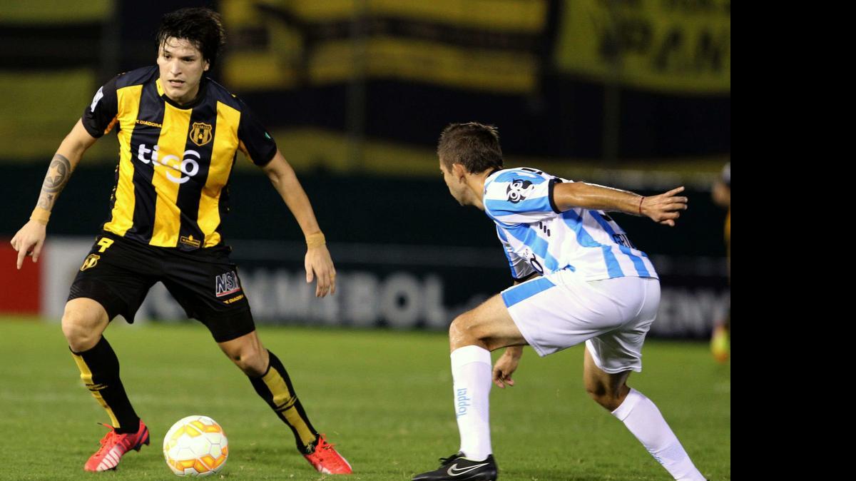 
El jugador de Guaraní de Paraguay Federico Santander (i) disputa el balón con Leandro Grimi (d) de Racing Club de Argentina, este jueves 21 de mayo, en un partido de cuartos de final de la Copa Libertadores, en el estadio Defensores del Chaco de Asunción. 

