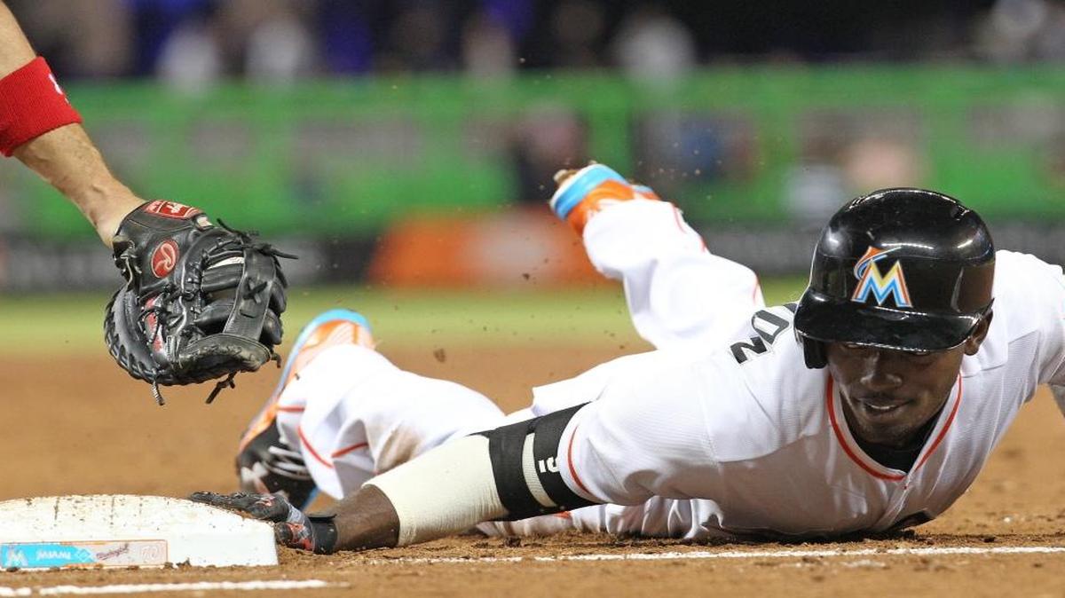 DEE GORDON llega a primera base en choque del 19 de abril del 2016.