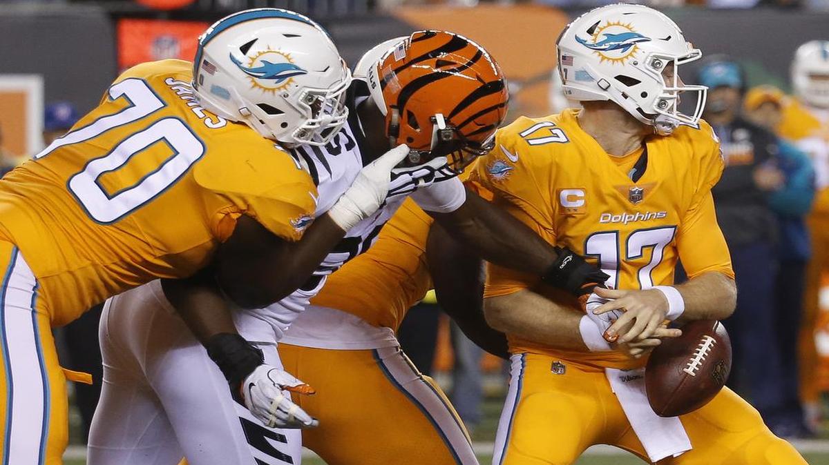 El defensive end de los Bengals Carlos Dunlap (segundo desde la izquierda) provoca la perdida del ovoide al quarterback de los Dolphins Ryan Tannehill, la noche del jueves 29 de septiembre del 2016, en Cincinnati.