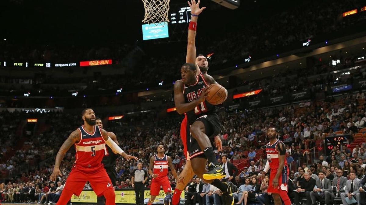 El escolta del Heat Dion Waiters trata de pasar la pelota en el partido ante los Wizards, el pasado miércoles en Miami.