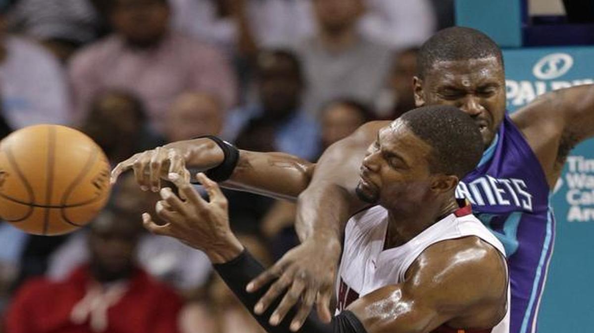 
Chris Bosh (izq.) lucha la pelota con Jason Maxiell en el partido entre el Heat y los Hornets, el miércoles en Charlotte.


