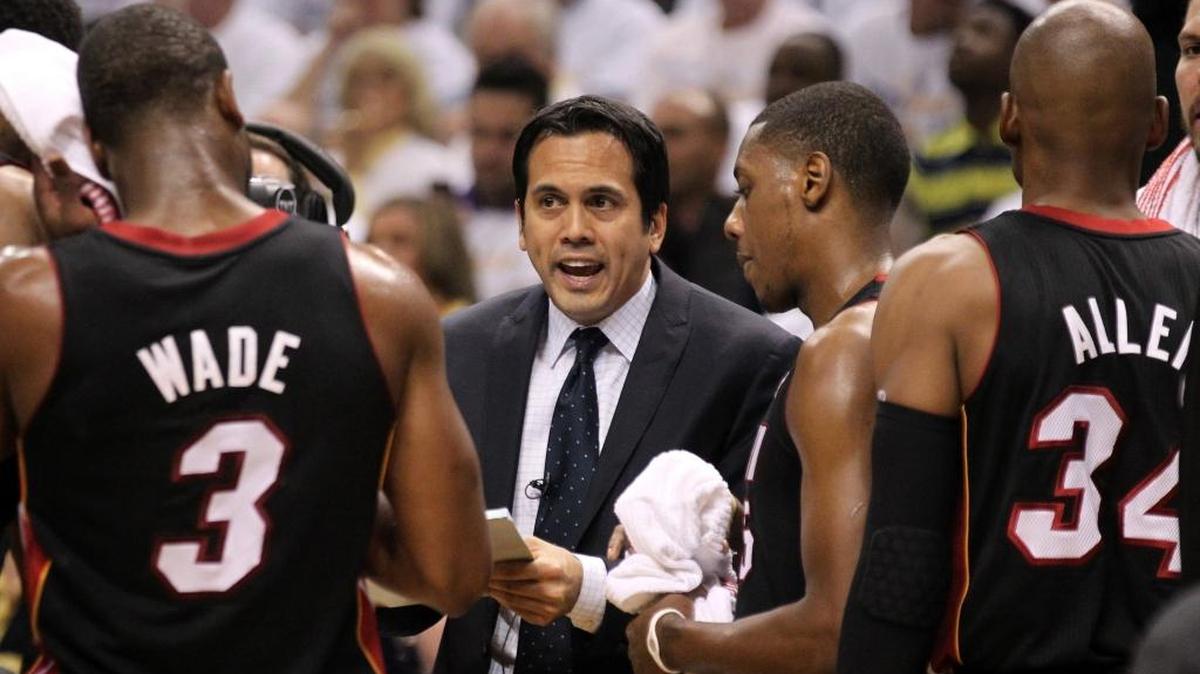 El entrenador del Heat Erik Spoelstra conversa con Dwyane Wade (3), Mario Chalmers y Ray Allen (34) el 26 de mayo del 2013, en el Juego 3 de las Finales de Conferencia ante los Pacers.