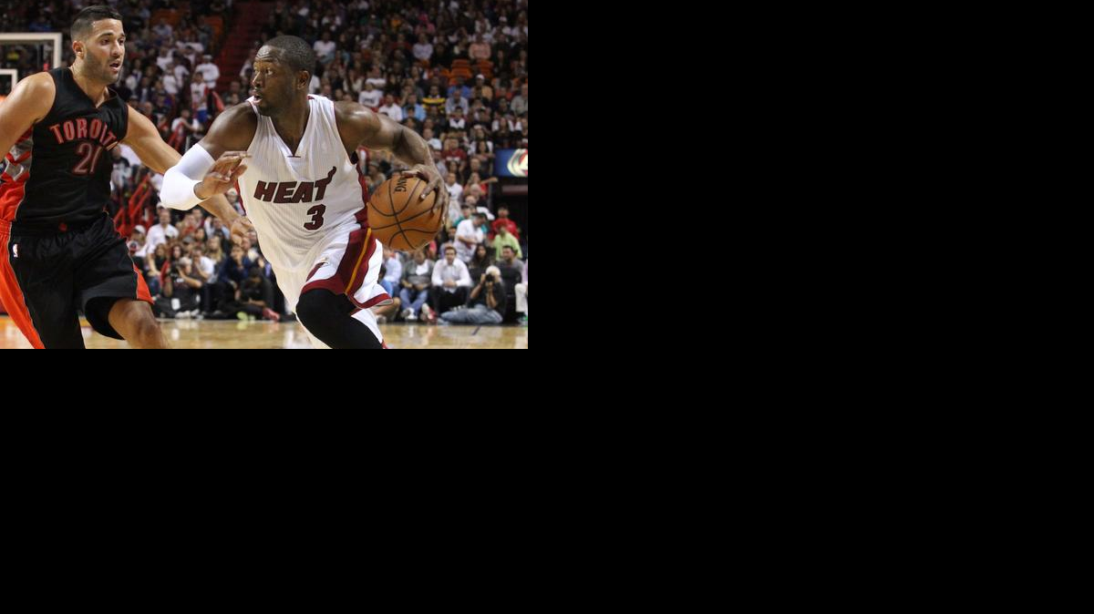 
Dywane Wade (3), del Heat, trata de eludir a Greivis Vásquez, de los Raptors, en un choque el 2 de noviembre en Miami.
