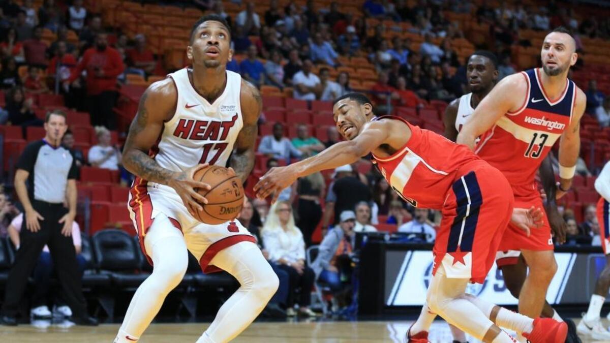 Rodney McGruder (17), del Heat, se apresta a lanzar sobre Otto Porter Jr. (22), de los Wizards, el miércoles.