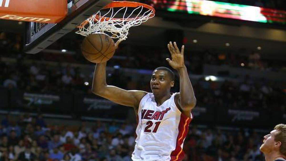 
El centro del Heat Hassan Whiteside clava la pelota en el partido contra San Antonio, el martes 31 de marzo del 2015 en Miami.



