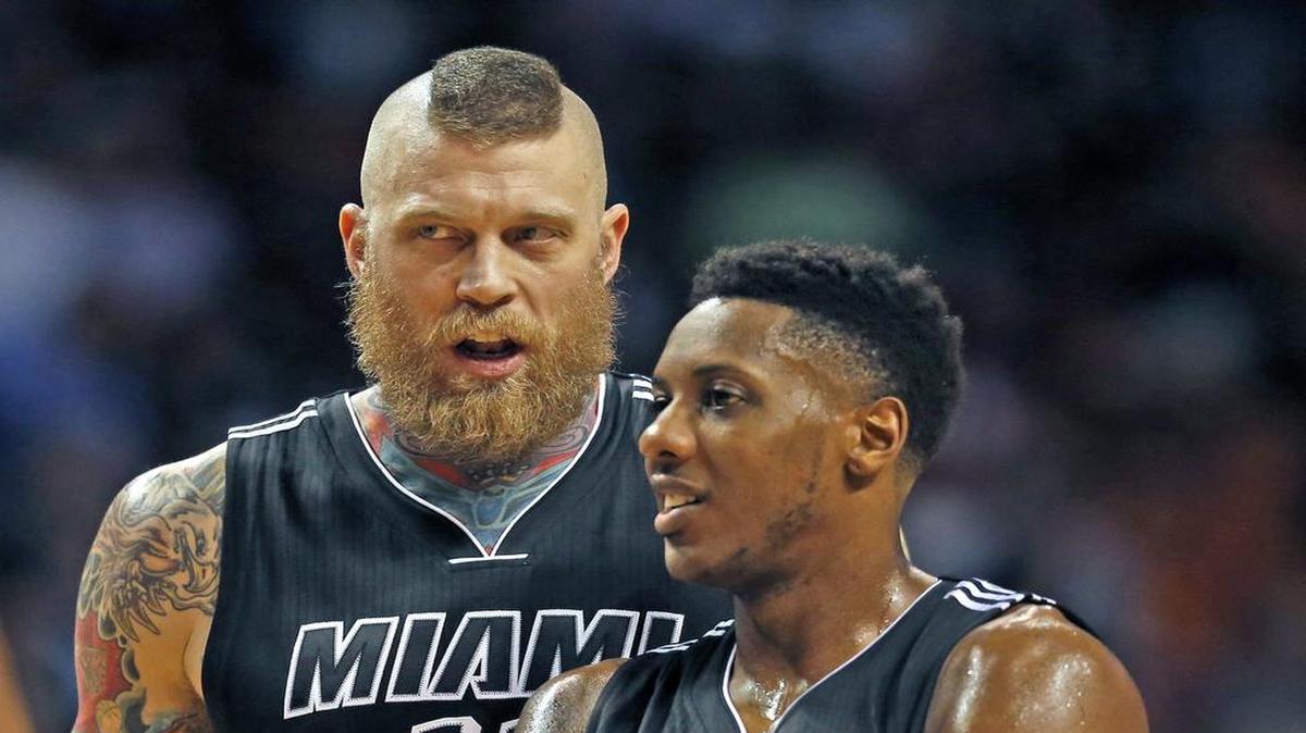 
El Heat pudiera vender a Chris Andersen (izq.) y Mario Chalmers para ahorrar dinero en su nómina.
