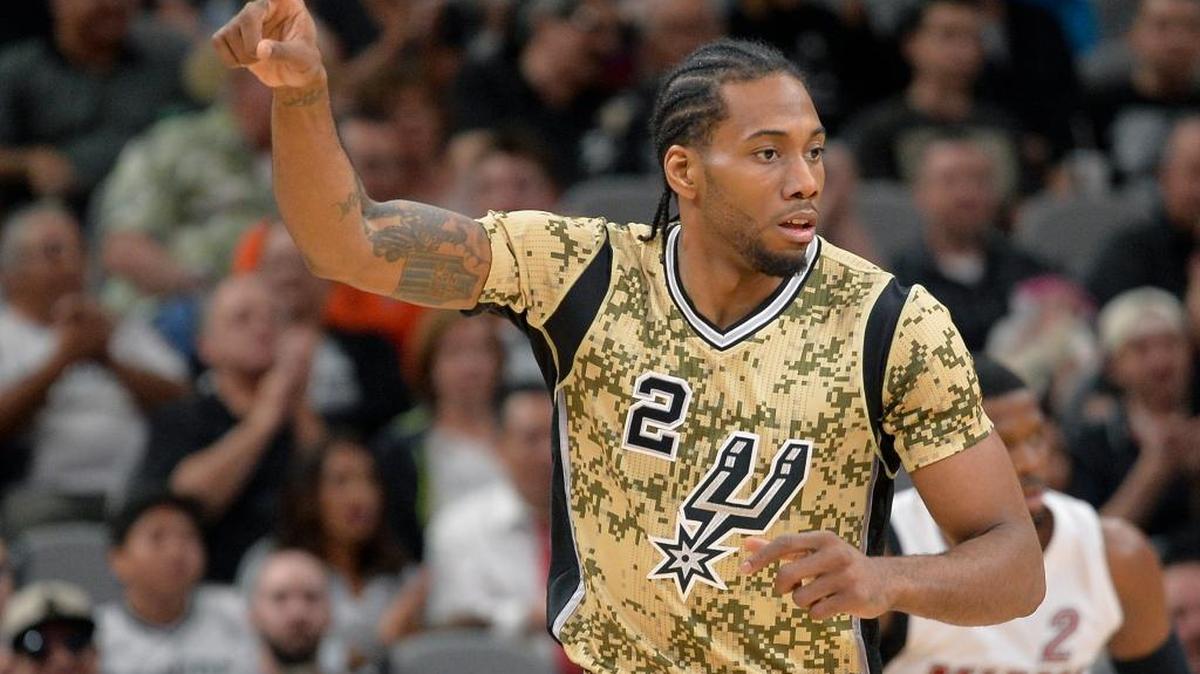 KAWHI LEONARD celebra una canasta de tres puntos contra el Heat de Miami el 23 de marzo del 2016.