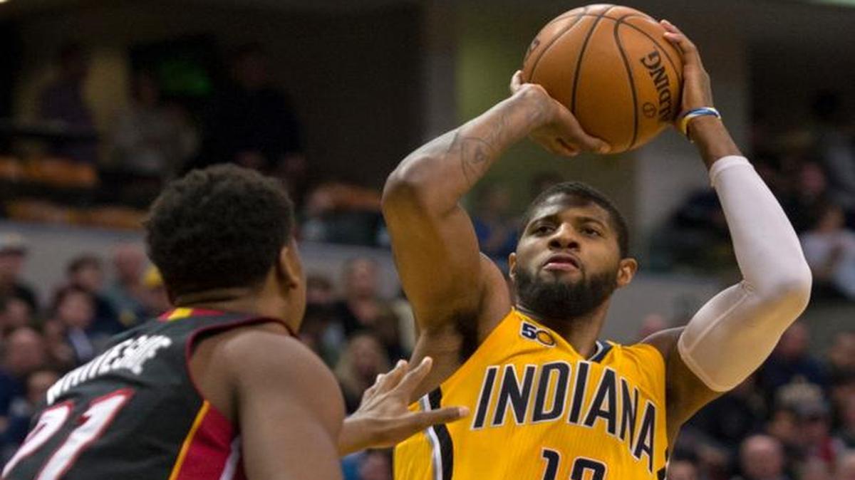 Paul George, el mejor de Indiana (13), tira al aro ante Hassan Whiteside, el mejor de Miami.