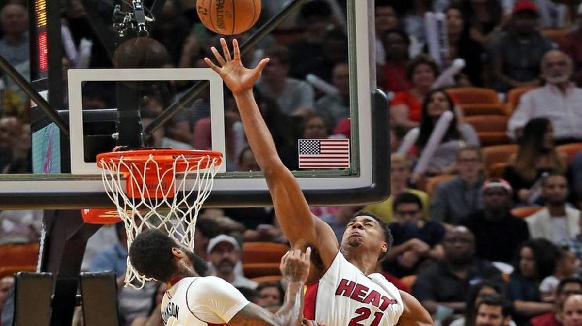 Hassan Whiteside, del Heat (21), bloquea un tiro de Elfrid Payton, del Magic, el lunes en el American Airlines Arena.
