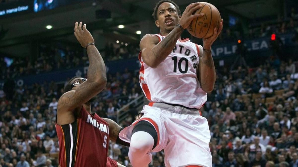 El as de los Raptors DeMar DeRozan (10) se dispone a lanzar sobre Amare Stoudemire (5), del Heat, el viernes.