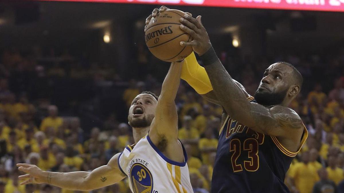 LeBron James (der.) y Stephen Curry luchan por la pelota en un partido entre los Cavaliers y los Warriors, el 3 de junio de 2017.