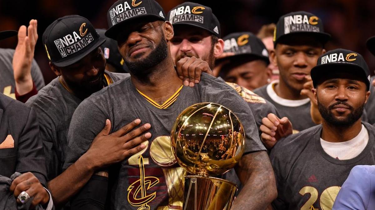 Lágrimas de emoción de LeBron James luego de haber conseguido el trofeo más preciado de la NBA, el domingo 20 de junio del 2016.