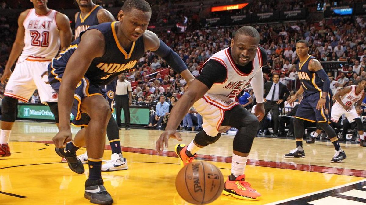 Dwyane Wade, del Heat, lucha por una bola perdida con Lavoy Allen, de los Pacers, en el cuarto periodo, la noche del lunes 22 de febrero del 2016 en el AmericanAirlines Arena en Miami.