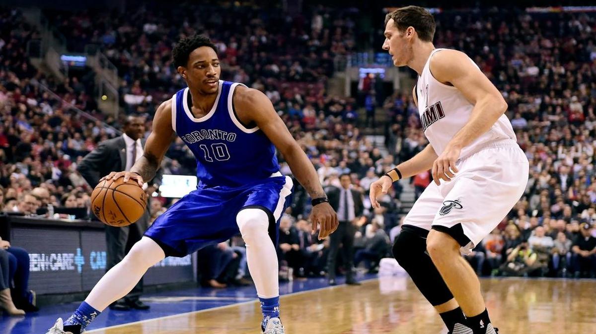 Goran Dragic (der.), del Heat, le cierra el paso a DeMar DeRozan (10), de los Raptors, en la primera mitad, la noche del viernes 7 de abril del 2017, en Toronto, Canadá. DeRozan anotó 38 puntos.