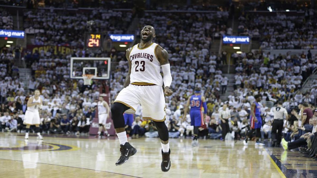 LeBron James reacciona tras anotar una canasta por los Cavaliers en el partido contra los Pistons, celebrado el 20 de abril del 2016 en Cleveland.