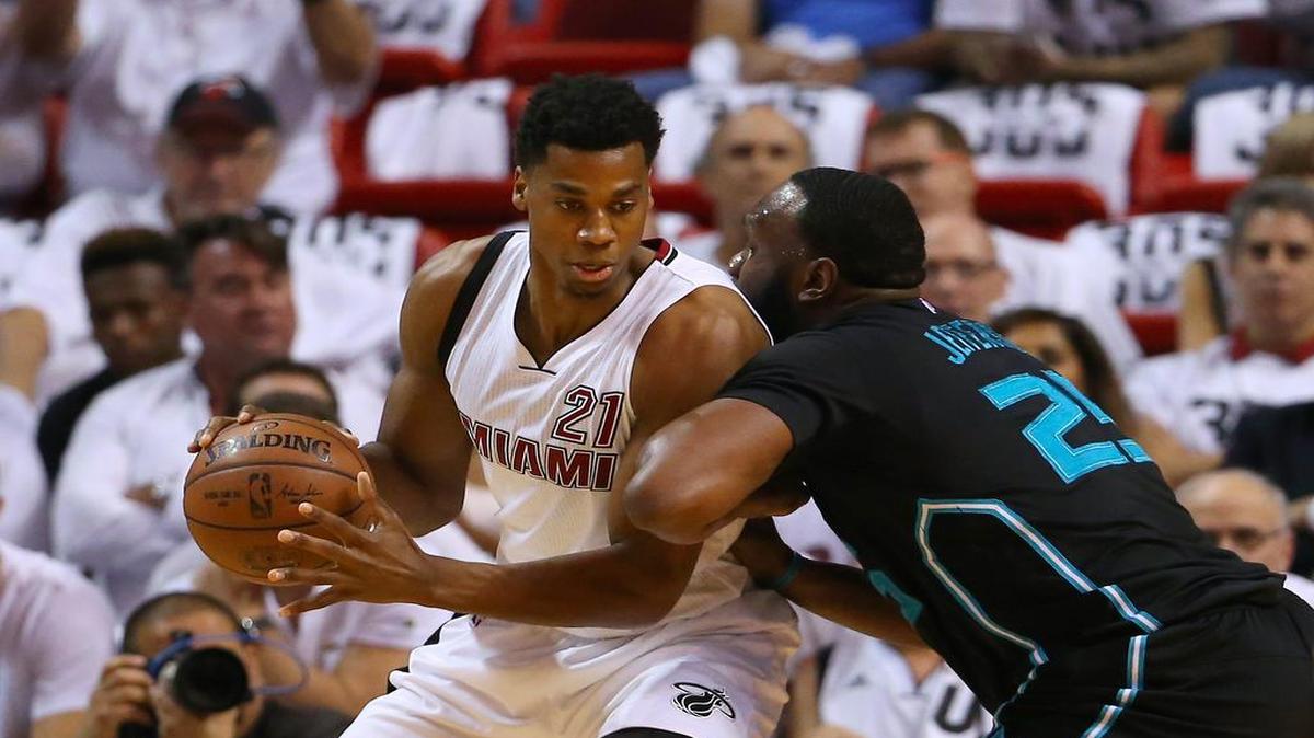 Hassan Whiteside (izq.) conduce la pelota ante la marca de Al Jefferson, de los Hornets de Charlotte, el 27 de abril del 2016 en Miami.