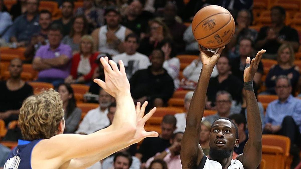 Okaro White (der.) sufrió una fractura del quinto metatarsiano de su pie izquierdo este martes en el entrenamiento y estará fuera indefinidamente.