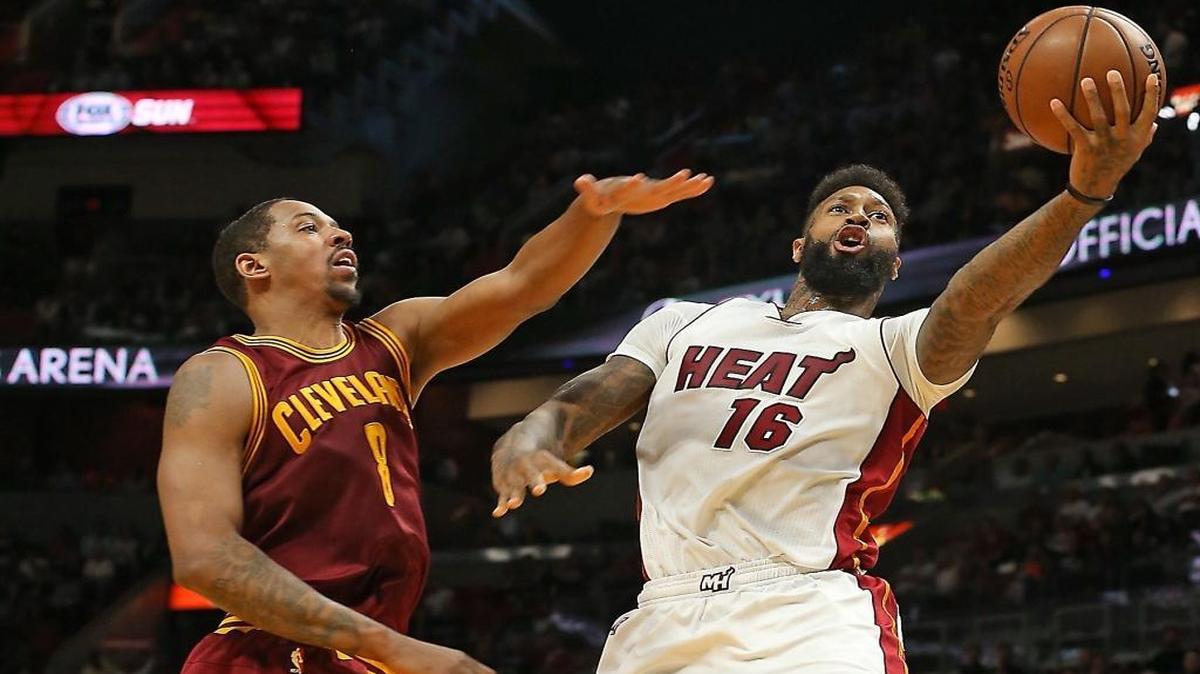 James Johnson (16), del Heat, se dispone a lanzar sobre la marcación de Channing Frye, de los Cavaliers, la noche del lunes 10 de abril del 2017 en el American Airlines Arena en Miami.
