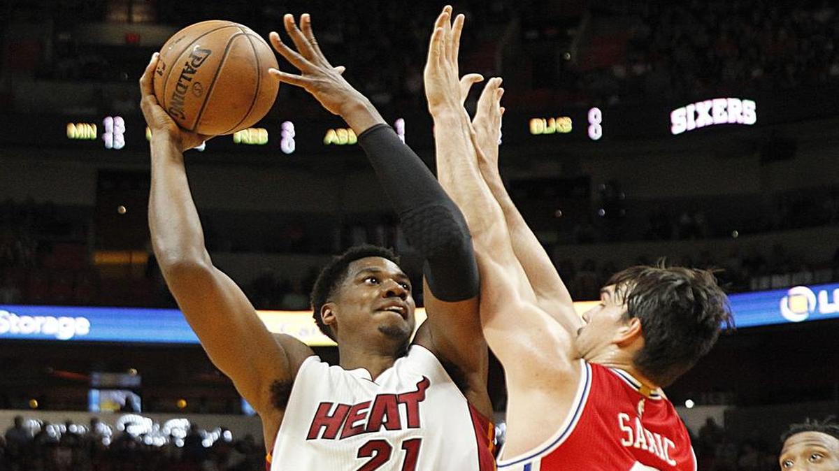 Hassan Whiteside, del Heat, de dispone a lanzar sobre Dario Saric, de los 76ers, en el AmericanAirlines Arena en Miami la noche del miércoles 1 de marzo del 2017.
