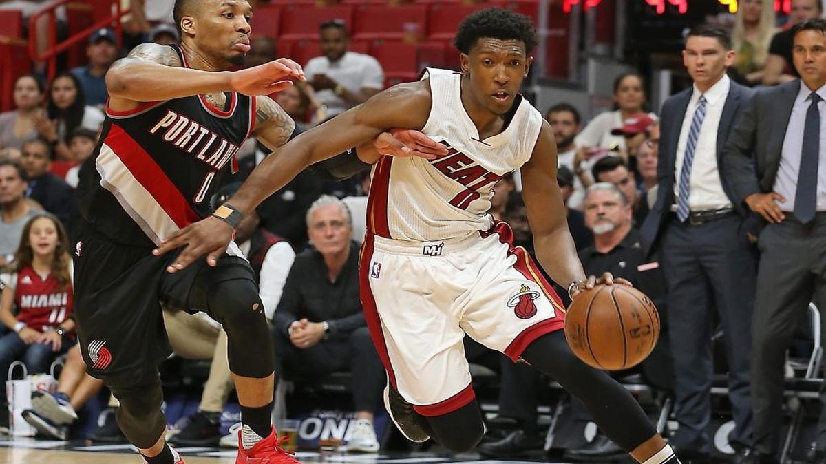 Josh Richardson, del Heat (der.), penetra al aro ante la marca de Damian Lillard, de los Trail Blazers, el 19 de marzo en Miami.