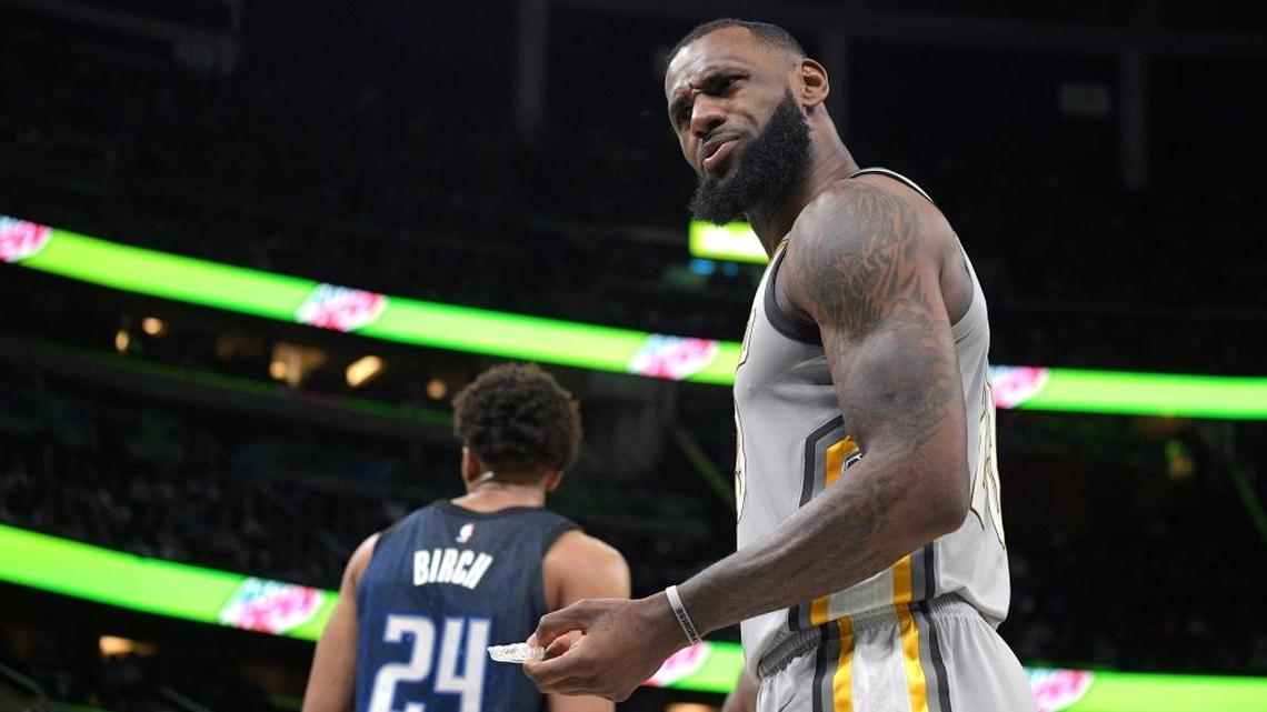 El jugador de los Cavaliers LeBron James (23) le protesta a un árbitro en la derrota ante el Magic este 6 de febrero en Orlando.