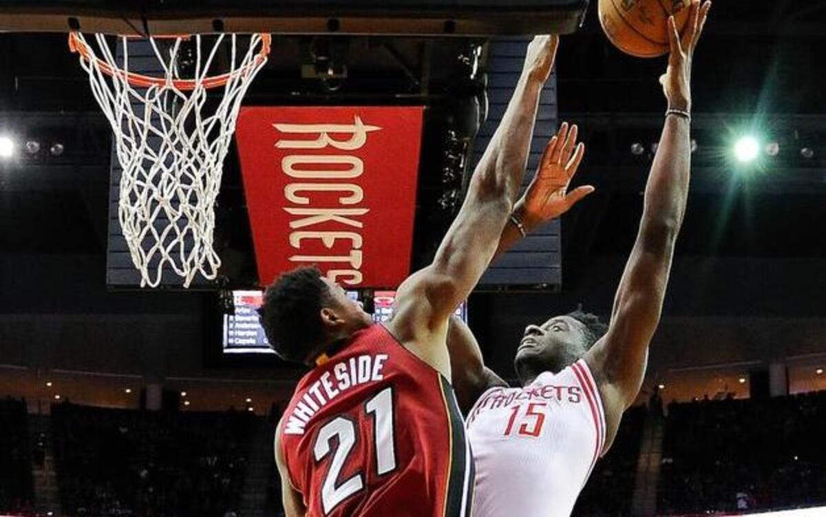 El centro del Heat Hassan Whiteside (#21) bloquea al de los Rockets Clint Capela (15), este miercoles en Houston.