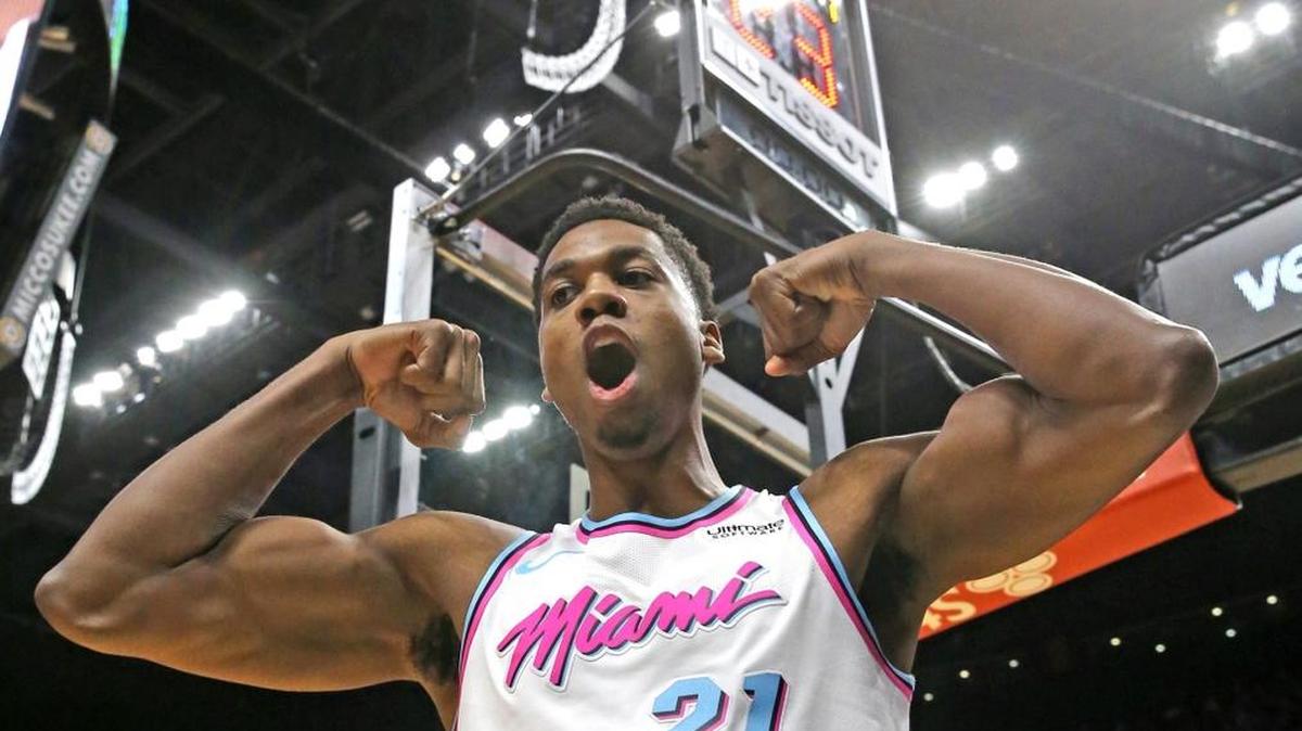 El centro del Heat Hassan Whiteside festeja luego de clavar la pelota en el primer cuarto del partido ante el Magic, el 5 de febrero de 2018 en Miami.