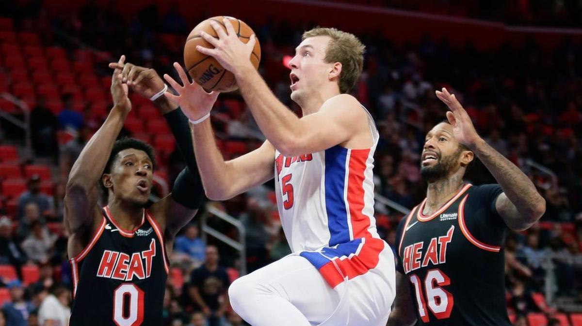 El jugador de los Pistons Luke Kennard (5) trata de entrar al aro ante la marca de Josh Richardson (0) y James Johnson (16) del Heat, en el segundo cuarto del partido efectuado el domingo 12 de noviembre del 2017 en Detroit.