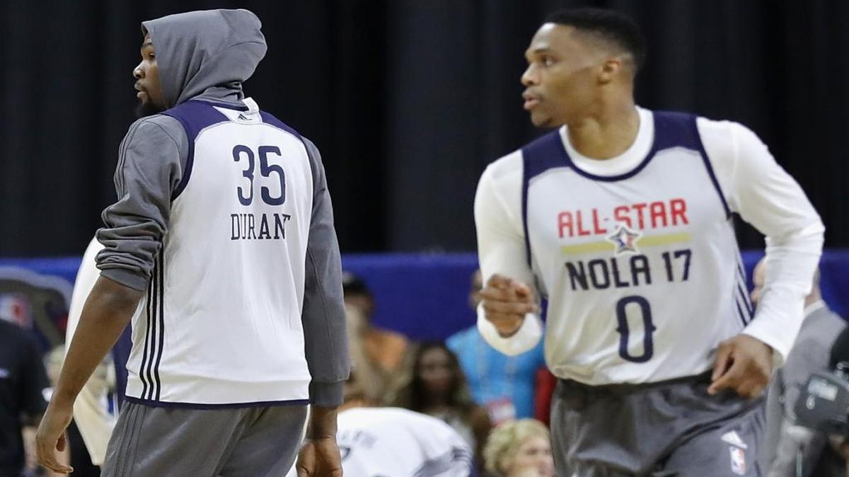 Kevin Durant (35), de los Warriors, y Russell Westbrook (0), del Thunder, en la práctica del sábado.
