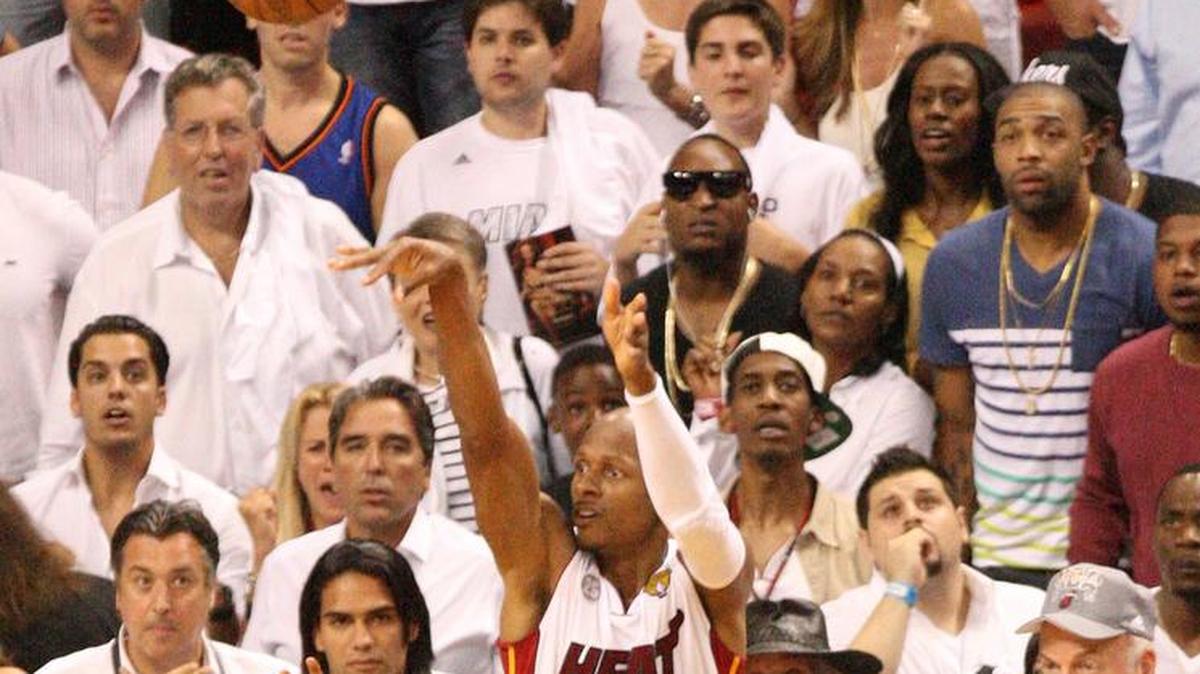Ray Allen lanza su famoso triple que empata el juego para el Heat ante los Spurs el 18 de junio del 2013 en el American Airlines Arena.