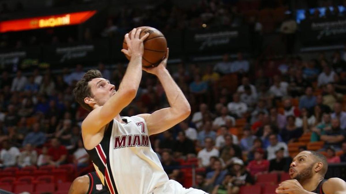 Goran Dragic entra al aro por el Heat en el partido contra los Rockets, el martes 17 de enero del 2017 en Miami.