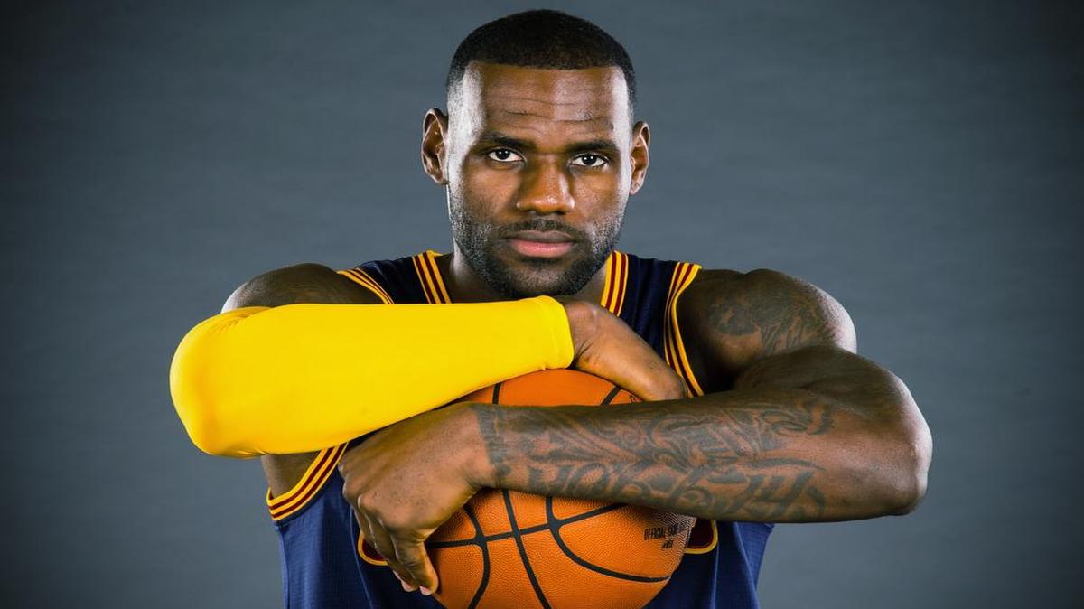 
LeBron James posa en el Día de la Prensa de los Cavaliers de Cleveland, el lunes 28 de septiembre del 2015.
