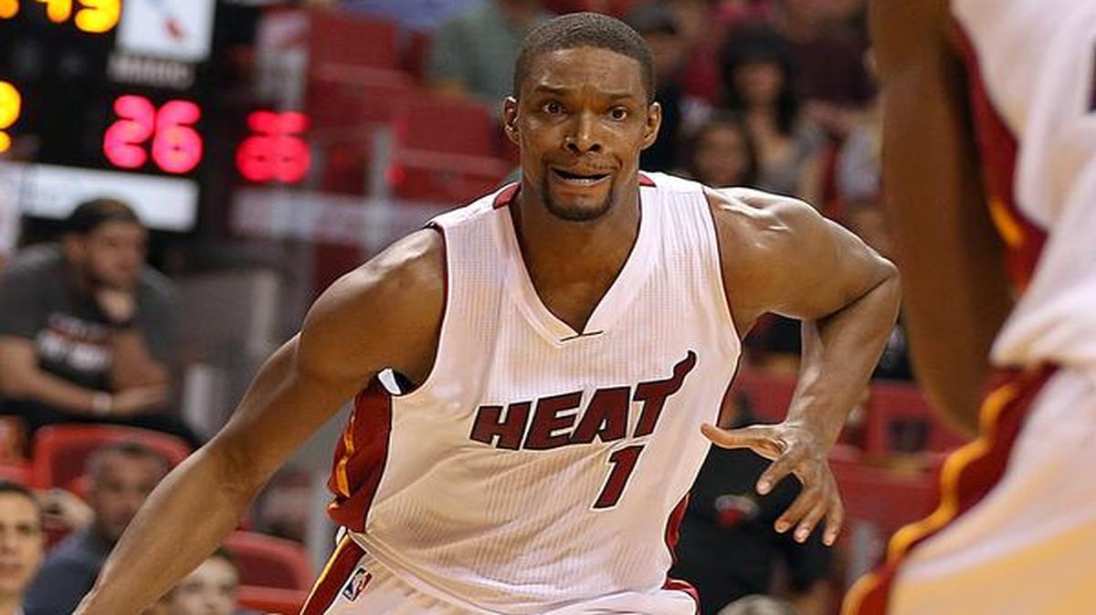 
Chris Bosh conduce la pelota con el Heat en el segundo cuarto del partido contra el Magic de Orlando, el lunes en Miami.


