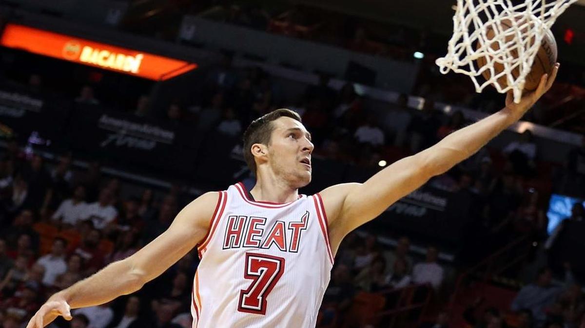 Goran Dragic se dispone a anotar una canasta para el Heat, el sábado.