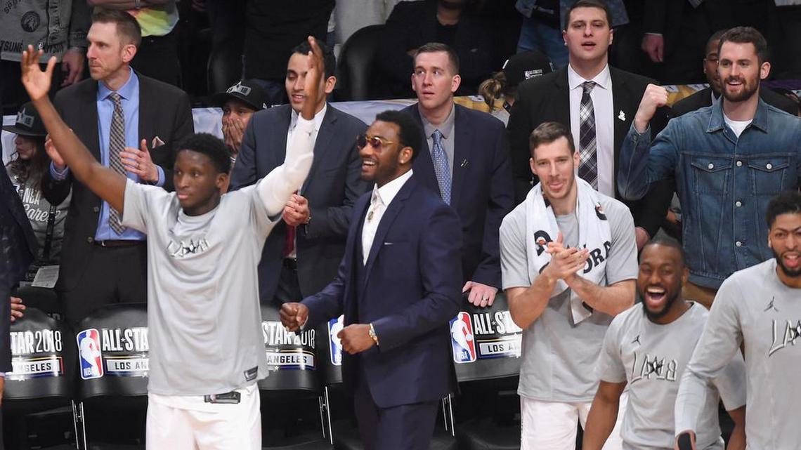 Goran Dragic (centro a la derecha) celebra una canasta del team LeBron en el Juego de las Estrellas, celebrado el 18 de febrero de 2018 en Los Angeles.