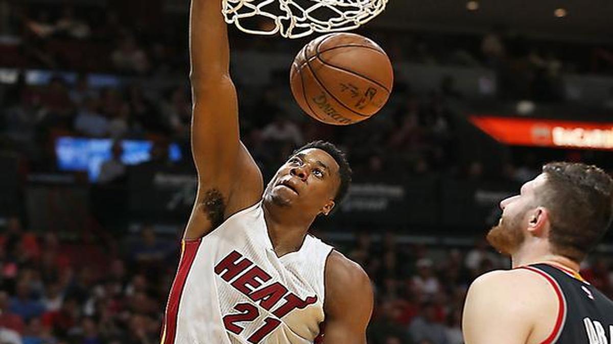 Hassan Whiteside, del Heat, clava la bola contra los Trail Blazers, el domingo 19 de marzo del 2017.