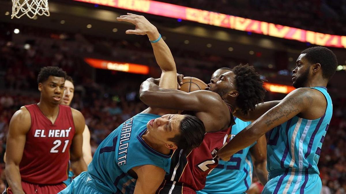 El jugador del Heat Justise Winslow (centro) disputa un balón con Jeremy Lee, de Charlotte, en el partido celebrado el 17 de marzo del 2016, en Miami