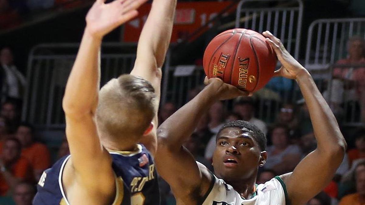 Anthony Lawrence Jr. (der.) anotó 18 puntos y encabezó la ofensiva de los Huracanes de Miami que derrotaron 79-70 a los Fighting Irish de Notre Dame, el 3 de febrero del 2015 en el BankUnited Center de Coral Gables, Florida.