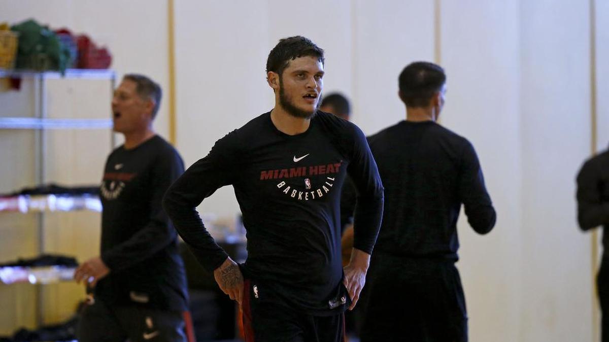 Tyler Johnson estaba fuera de la alineación del Heat por un golpe en el cuádriceps izquierdo.