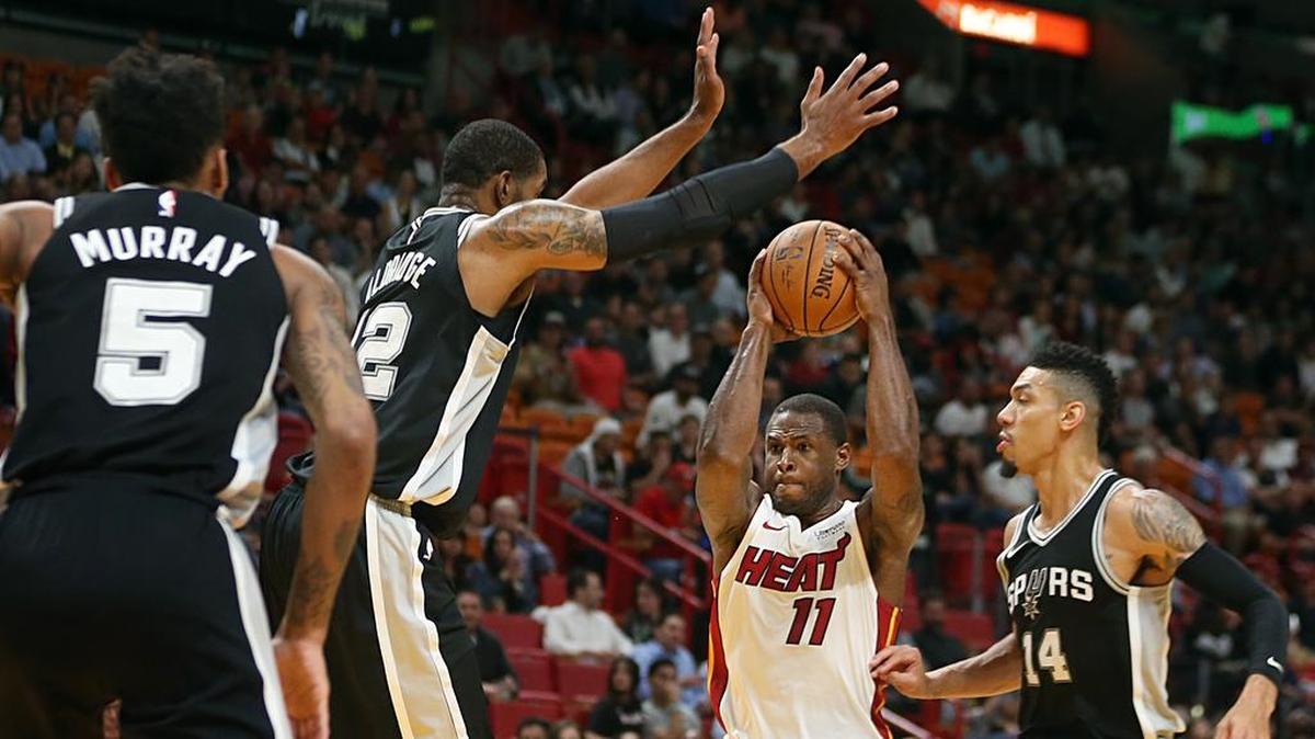 El jugador del Heat Dion Waiters avanza al aro ante la marca de tres jugadores de los Spurs en el segundo cuarto del partido celebrado el 25 de octubre del 2017 en Miami.