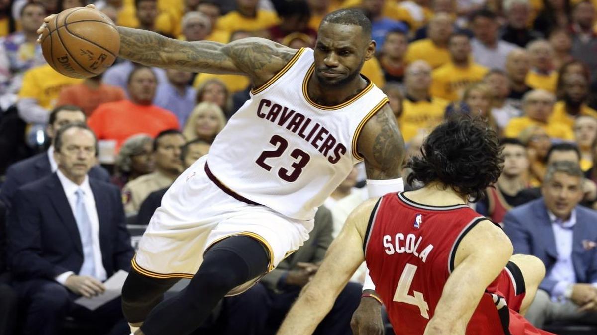 LeBron James (23), de los Cavs, elude al argentino Luis Scola (4), de los Raptors, en el segundo partido de la final de la Conferencia Este de la NBA, el jueves 19 de mayo del 2016, en el Quicken Loans Arena en Cleveland.