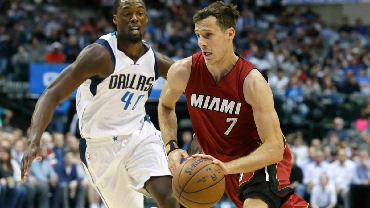 El armador del Heat Goran Dragic (7) ataca el aro de los Mavericks ante la marca de Harrison Barnes, este lunes en Dallas.
