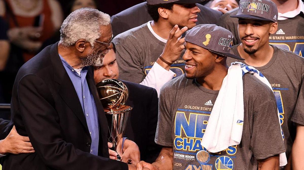 
Bill Russell (izq.) saluda al jugador de los Warriors Andre Iguodala, quien recibió el premio de Jugador Más Valioso de la final de la NBA, el martes 16 de junio del 2015.
