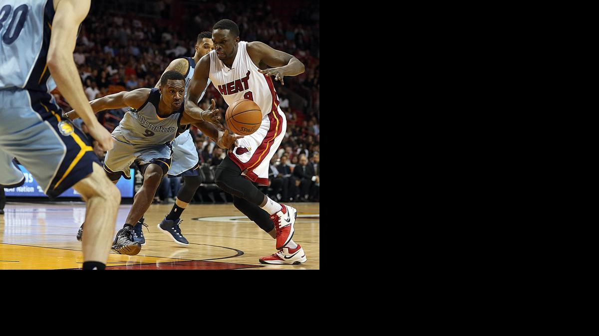 
Luol Deng, del Heat, supera a Jon Leuer (30), de los Grizzlies, el sábado en la AAA en Miami.
