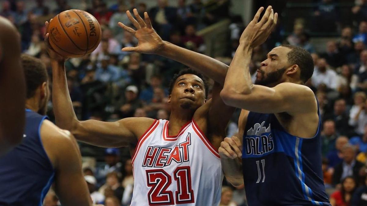 HASSAN WHITESIDE ataca el aro en contra de la defensa de los Mavericks el 3 de febrero en Dallas.