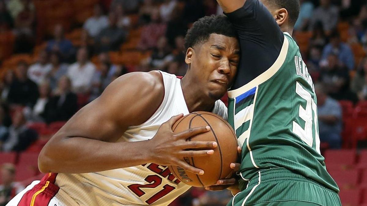 Hassan Whiteside, del Heat, empuja con todo a John Henson, de los Bucks, el jueves en Miami.