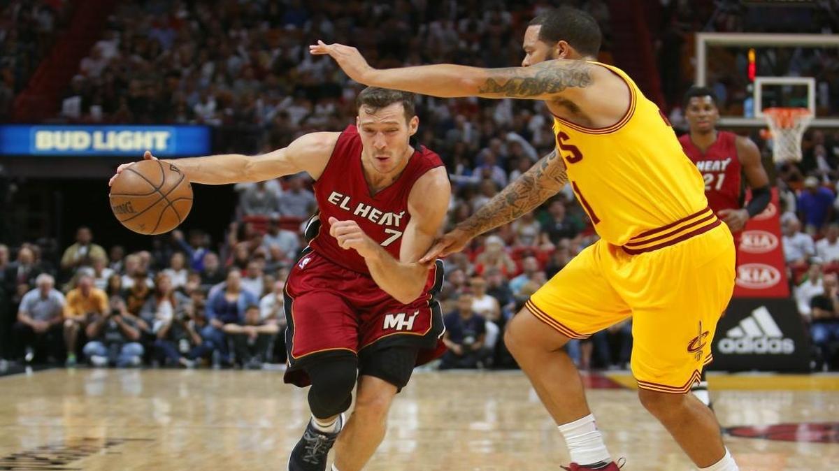 Goran Dragic, del Heat, enfrenta a Deron Williams, de los Cavaliers, en el AmericanAirlines Arena en Miami, la noche del sábado 4 de marzo del 2017.
