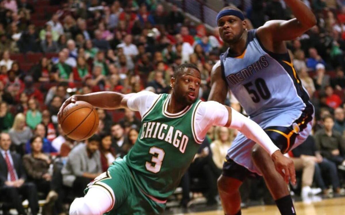 Dwyane Wade, de los Bulls (3), resbala ante el jugador de los Grizzlies Randolph, el 15 de marzo en Chicago.